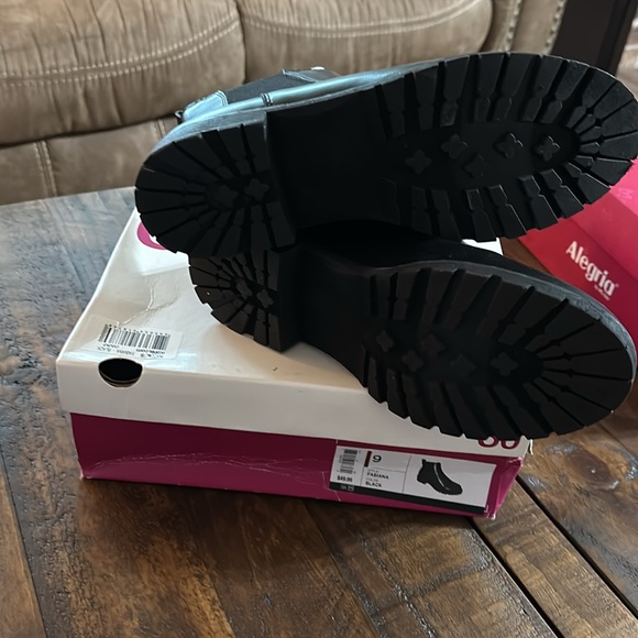 These boots… - Picture 4 of 4